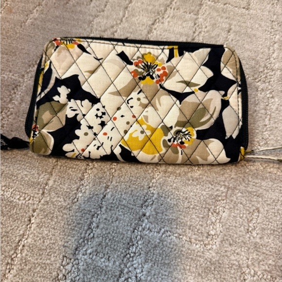 VERA BRADLEY “DOGWOOD” YELLOW RETIRED PRINT WRISTLET - Picture 2 of 4